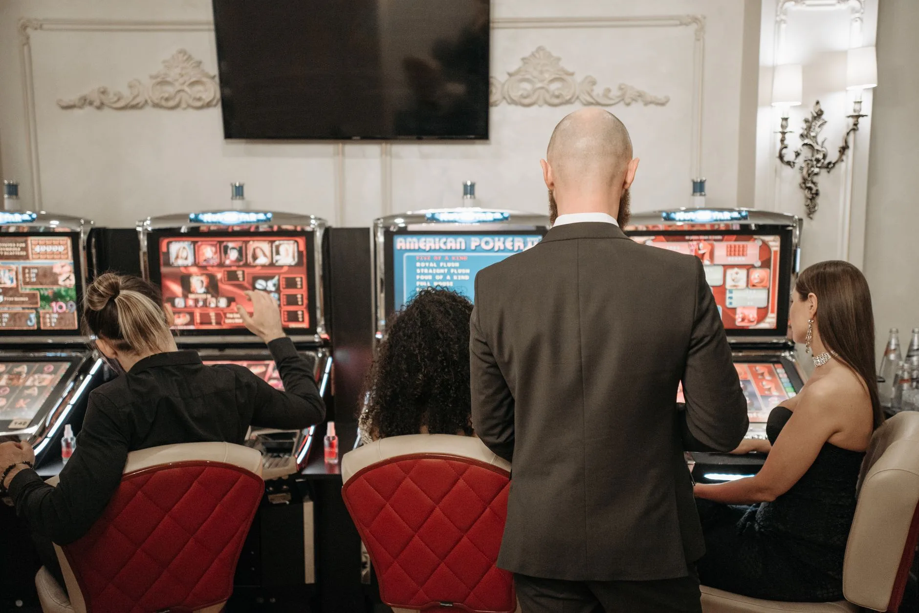 Online Slots vs Table Games Which Pays Better